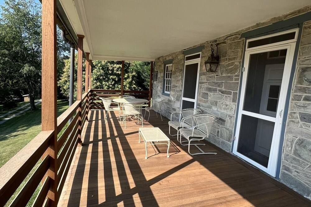Minutes to Ski Liberty and Gettysburg. Historic farmhouse, gorgeous views.