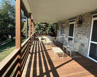 Minutes to Ski Liberty and Gettysburg. Historic farmhouse, gorgeous views. - Blue Ridge Summit - Balcón