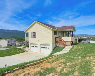 Charming Shenandoah Retreat w/ Deck & Grill! - Shenandoah - Edificio