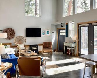 Nature House: Lake view, 66 miles to Glacier National Park, Tub for Two, Sauna - Polson - Вітальня
