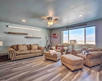 Spacious Saratoga Condo with Mountain Views! - Saratoga - Living room