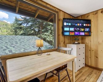 Pikes Peak Stone Cottage - Hot Tub & Game Room - Cascade-Chipita Park - Comedor