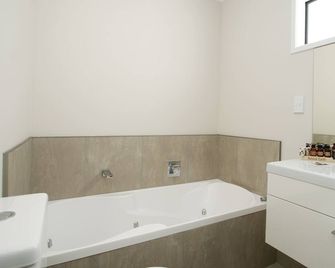 Astra Motor Lodge - Hamilton - Bathroom