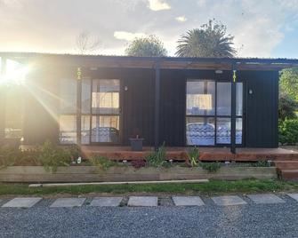 Whare Koa awaits to provide that relaxing ambience for you with all day sun!! - Wallingford - Building