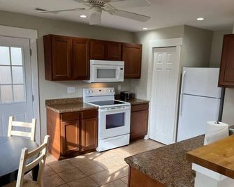 Park Ave 3 Bedroom House walk to Bike Trail - Loveland - Kitchen