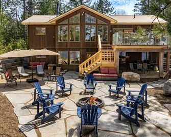 Magnificent 6 bedroom, 2 bath cottage, panoramic view of Kawagama Lake! 2 acres! - Dorset - Patio