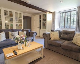 Garden View - Wellington - Living room