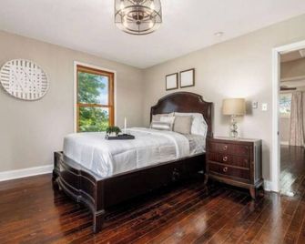 North 64 Farms Luxury Farm House sunrise view - Granville - Bedroom