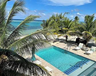 The Sunrise Oceanfront Studio Cottage in East End - East End - Басейн