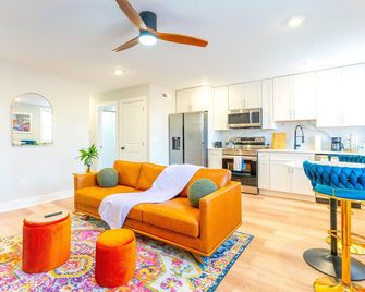 Elegant Urban Escape - 2 Bedrooms, 1 king Bed and 1 Queen Bed, Gated Private Entrance and Parking - Philadelphia - Keittiö