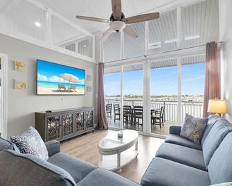 St Croix - Downtown 4x4 Waterfront Penthouse Pool Dock Pet - Key West - Soggiorno