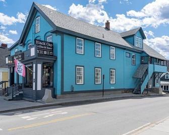 Location! This Stunning 2 Bedroom on Main Street. - Stowe - Building