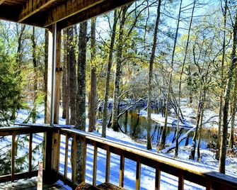 Claxton's Riverfront Family Fun: Cabin Adventures Await - Claxton - Balcony