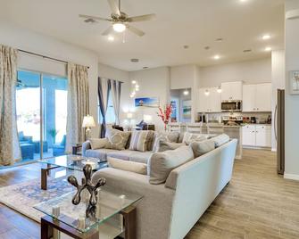 Screened-In Patio and Grill Cape Coral Retreat - Cape Coral - Living room