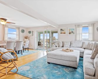 Spacious Seabrook Beach Home, Breathtaking Sunsets - Seabrook - Living room