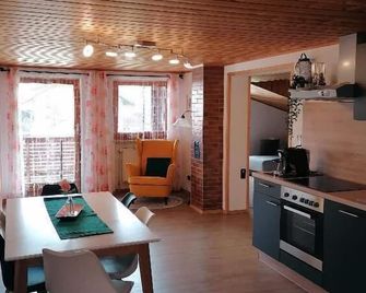 80qm-große FeWo im Dachgeschoss mit Parkplatz und WLAN - 콜른부르크 - 다이닝룸