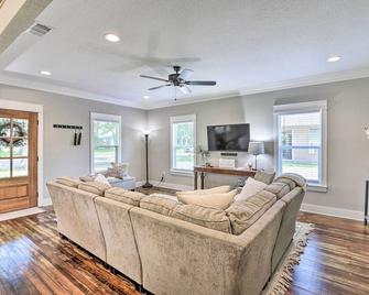 Historic and Fully Renovated Waxahachie Home! - Waxahachie - Living room
