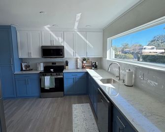 Cozy 2b/2b Duplex Home minutes from near Advent hospital & Rollins college - Orlando - Cuina