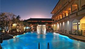 費博里斯溫泉酒店 - 庫塔 - 庫塔 - 游泳池