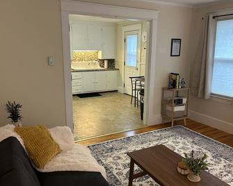 Charming 1-bedroom apartment in Brunswick with AC, WiFi near Bowdoin College - Brunswick - Phòng khách