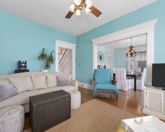 Historic Beachfront Home With Stunning Views Of The Chesapeake Bay! - Norfolk - Wohnzimmer