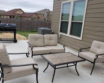 Spacious 2 Story Corner Home (Lackland Afb Bmt) - San Antonio - Innenhof