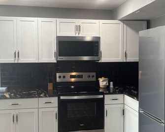 Plymouth Suites - Plymouth - Kitchen