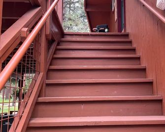 Peaceful studio with AC in charming Chiloquin perfect for getaway - Chiloquin - Escaleras