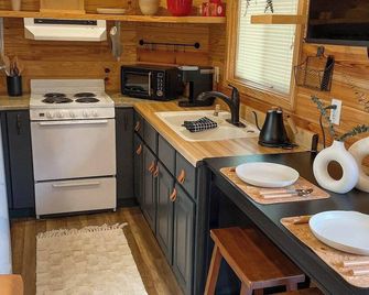 The Self-Care Tiny Cabin - Parsons - Кухня