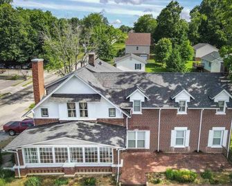 Large, Historic 2 bedroom apartment close to downtown Cburg and VT. - 克里斯琴 - 建築