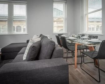Gordon Moon Suites Bolton Centre Apartments - Bolton - Comedor