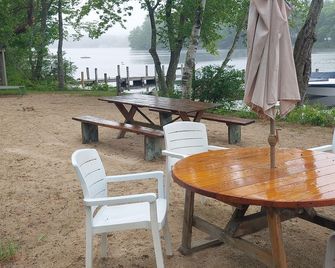 Cottage with great beach. - Wolfeboro - Patio