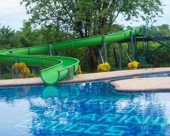 Tamarind Holiday and conference Resort - Kariba - Pool
