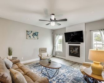 4 Mi to Snake River: Family Home w/ Yard in Rigby - Rigby - Living room