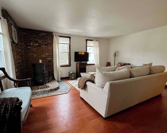 Charming 3-bedroom Ski house in Hancock 2.5 Miles from Jimmy Peak - Hancock - Sala de estar