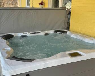 New Hot Tub Holladay Farmhouse - Cozy, Convenient - Holladay