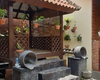 Nita's Homestay Banyuwangi - Banyuwangi - Patio