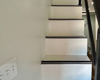 Country Container Tiny House. Experience peace by the water & native wildlife! - Fulton - Escaleras