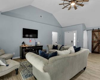 Trending Tranquil Retreat W/ Theater&Pool Table - Pooler - Living room