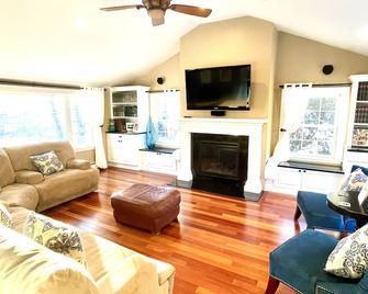 Quiet Neighborhood, Close to T, Free Wifi, Cable. Washer & Dryer, A/C, Hiking. - Malden - Living room