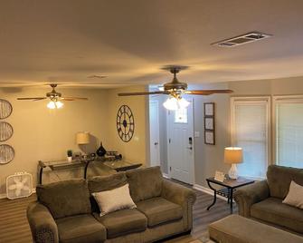 2-Bedroom Near Hospital and Casino - Pine Bluff - Living room
