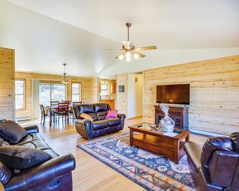 Vacation Home With Breathtaking Views, Ample Parking and Pool Table - Cañon City - Obývací pokoj