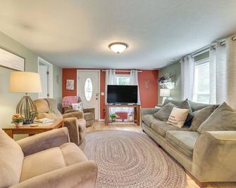 11 Mi to Lake Fife Farmhouse with Yard and Fire Pit! - Fife Lake - Sala de estar
