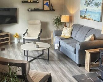 Cozy Cottage on Quiet Lake - Coe Hill - Living room