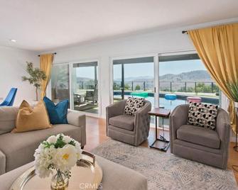 calabasas Home With stunning Views, Pool, and Jacuzzi - Calabasas - Sufragerie