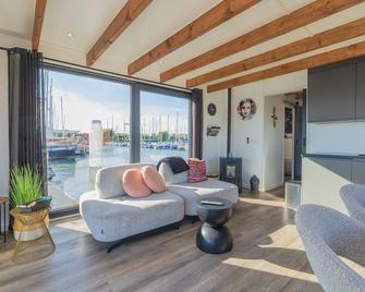 Surla Houseboat 'De Albatros' in Monnickendam Tender included - Monnickendam - Living room