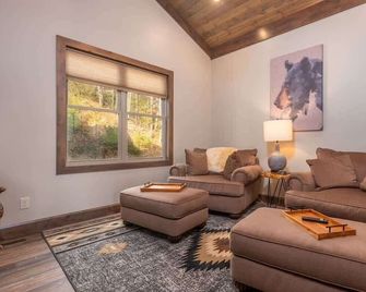Lodge at Hilton's Hideaway | Hot Tub, 4BR + 3.5BA - Dover - Living room