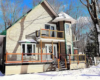 Chalet bord de l'eau avec spa - Asbestos - Edificio