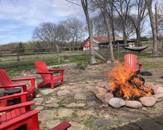 The Rustic Farm House with a Touch of Modern Charm sits on 79 acres. - McKinney - Patio