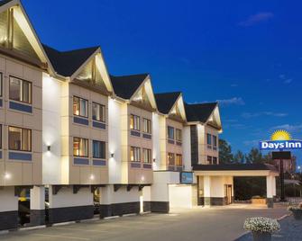 Days Inn by Wyndham Calgary Northwest - Calgary - Edificio